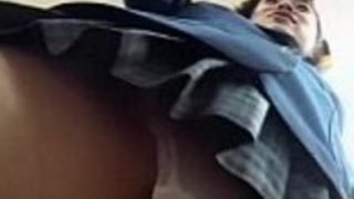 学校でユニフォームを点滅させる女の子のパンティアップスカート 学校でユニフォームを点滅させる女の子のパンティアップスカート