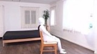 子どもたちの奇妙な日本人女性が頭をつま先に包帯 子どもたちの奇妙な日本人女性が頭をつま先に包帯