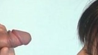 学校でブルネットアジアは、彼女の口を充填ペッカーで満たします 学校でブルネットアジアは、彼女の口を充填ペッカーで満たします