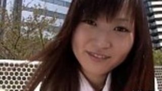 女子学生は彼女の膝を下ろす 女子学生は彼女の膝を下ろす