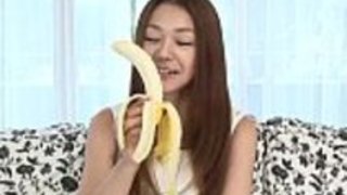 彼女は果実を愛し、彼女は彼女のバナナを舐めて吸う。 彼女は果実を愛し、彼女は彼女のバナナを舐めて吸う。