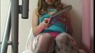 机の下から日本のブロンドの女の子のオナニーを覗く。 机の下から日本のブロンドの女の子のオナニーを覗く。