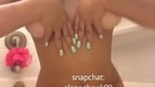 暗いアジアの女の子ソロ・プレイ 暗いアジアの女の子ソロ・プレイ