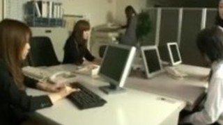 水嶋あずみは、彼女の女性同僚の汗をかいた足を嗅ぎ、舐める 水嶋あずみは、彼女の女性同僚の汗をかいた足を嗅ぎ、舐める