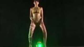 マン毛はみ出しながら極小ビキニ着衣で踊るダンサー マン毛はみ出しながら極小ビキニ着衣で踊るダンサー