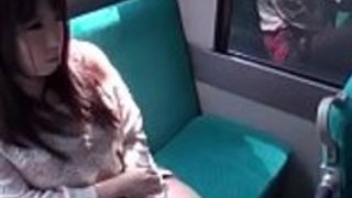 千夏来栖は後部座席にペニスを回転させます 千夏来栖は後部座席にペニスを回転させます