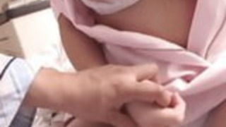 日本の巨乳看護婦は彼女の巨大なおっぱいを患者に見せる 日本の巨乳看護婦は彼女の巨大なおっぱいを患者に見せる