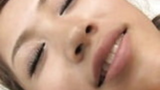 かわいい小さな売春婦が別の雄鶏を吸っている間に後ろからそれを取る かわいい小さな売春婦が別の雄鶏を吸っている間に後ろからそれを取る