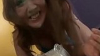 みずほあゆきさんがピンクの上に散らばっていく前に若干のミルクを舐めます みずほあゆきさんがピンクの上に散らばっていく前に若干のミルクを舐めます