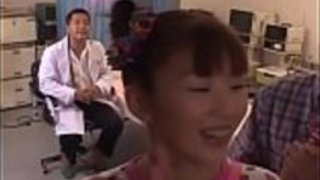 医者が偽った無邪気なアジアの十代