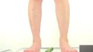 裸足でキュウリを粉砕する 裸足でキュウリを粉砕する