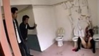トイレに縛られた日本の女の子は、おしっこを頼む トイレに縛られた日本の女の子は、おしっこを頼む