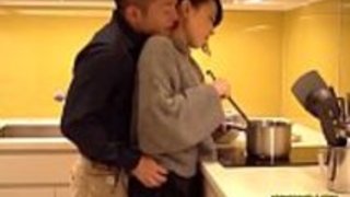 セレブな熟女妻は旦那の居ない時間に愛人を連れ込みキッチンでフェラやセックスまで行い精子を体で受け止める。 セレブな熟女妻は旦那の居ない時間に愛人を連れ込みキッチンでフェラやセックスまで行い精子を体で受け止める。