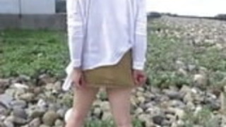 妻はハー・アースでアップルと一緒にビーチを歩いている 妻はハー・アースでアップルと一緒にビーチを歩いている