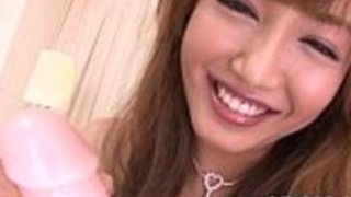 ミルクは大きな腕を抱えて遊ぶ ミルクは大きな腕を抱えて遊ぶ