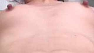 彼女の小さなセックスの穴に全体のシャフトフィッティング裸の豪華な日本人 彼女の小さなセックスの穴に全体のシャフトフィッティング裸の豪華な日本人