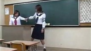 ドSな同級生女子に尻をぶっ叩かれてどんどん真っ赤になっていく ドSな同級生女子に尻をぶっ叩かれてどんどん真っ赤になっていく