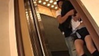 東洋の法的年齢の十代の若者は雄鶏の味を愛する