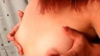 彼女のおっぱいを働かせているトプレスな十代の若い女の子は、 彼女のおっぱいを働かせているトプレスな十代の若い女の子は、