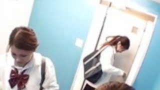 ティーンの学生は排尿する ティーンの学生は排尿する