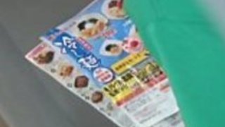 日本のベイビーは猫をこすります 日本のベイビーは猫をこすります