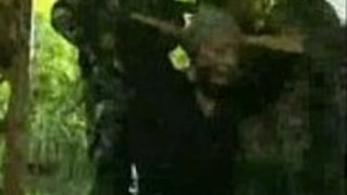 日本の兵士が森の中の女の子を捕まえる) 日本の兵士が森の中の女の子を捕まえる)