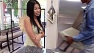 細身のアジア人のベイビーは台所でBBCを楽しんでいます 細身のアジア人のベイビーは台所でBBCを楽しんでいます