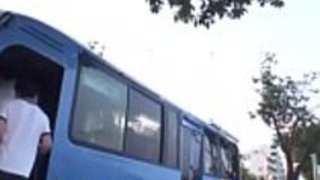 角質ベイブは、混雑したバスの中で手淫をします 角質ベイブは、混雑したバスの中で手淫をします