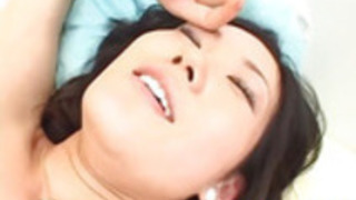 小峰由衣は彼女の非常にタイトな猫を驚かせます 小峰由衣は彼女の非常にタイトな猫を驚かせます