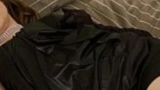 Glamのアイドルゆりあは黒のサテンとラインストーンで彼女の官能的なカーブを披露します Glamのアイドルゆりあは黒のサテンとラインストーンで彼女の官能的なカーブを披露します