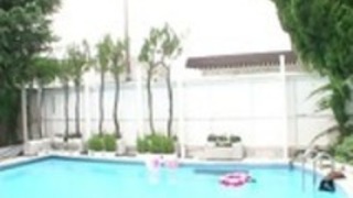 コックのカップルを吸うためにアップビキニの女の子チーム