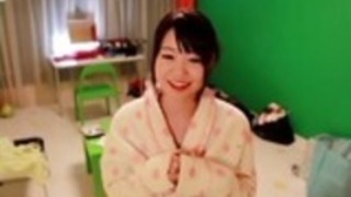 2つのディックスを吸う日本の小柄な美しさ 2つのディックスを吸う日本の小柄な美しさ