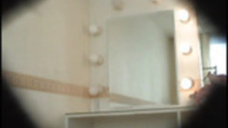 日本の女の子はドレスルームでビキニに切り替えます。 日本の女の子はドレスルームでビキニに切り替えます。