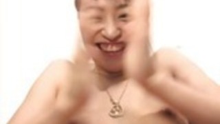 幸せなカップルは、泡できれいな彼女の猫を剃るの楽しみを持っています 幸せなカップルは、泡できれいな彼女の猫を剃るの楽しみを持っています