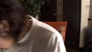 上目遣いで男を見つめながら手コキおちんぽおちんぽフェラでザーメンを搾り取る四十路熟女… 上目遣いで男を見つめながら手コキおちんぽおちんぽフェラでザーメンを搾り取る四十路熟女…