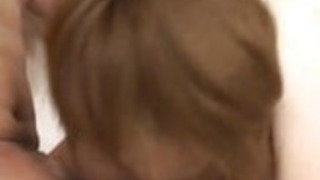 彼女の完璧なチンポを吸っているスキルと櫻井里香の驚き