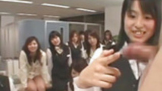 アジアのCFNMの男は、オフィスでwanks アジアのCFNMの男は、オフィスでwanks