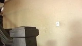 Runna堺いたずらなアジアのウェイトレスは、猫の遊びのために広がって足を取得します Runna堺いたずらなアジアのウェイトレスは、猫の遊びのために広がって足を取得します