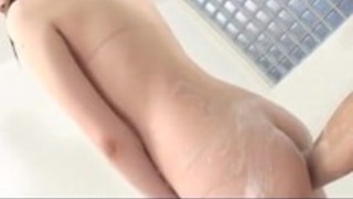 リカ小泉は完璧なハードコアシーンで巨大なペニスを扱います リカ小泉は完璧なハードコアシーンで巨大なペニスを扱います