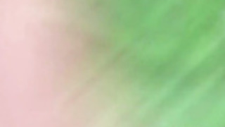 アジアの女の子はおしっこするしゃがみます