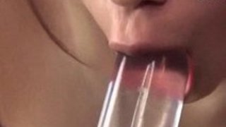 【xvideos】ムチムチの巨乳美女がアクリル棒をフェラチオ。バックから突かれるシチュエーションや優雅な雰囲気のイメージビデオ 【xvideos】ムチムチの巨乳美女がアクリル棒をフェラチオ。バックから突かれるシチュエーションや優雅な雰囲気のイメージビデオ