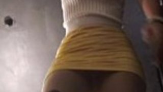 金髪の日本人の女の子の着替えをのぞき。 金髪の日本人の女の子の着替えをのぞき。