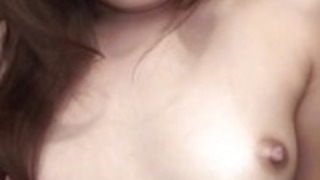 彼女は彼女の中にバイブレーターを持っていながら、男が赤ん坊の女をなめ 彼女は彼女の中にバイブレーターを持っていながら、男が赤ん坊の女をなめ