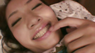 若いアジアの女の子は彼女の小さなおっぱいとタイトな猫と遊びます 若いアジアの女の子は彼女の小さなおっぱいとタイトな猫と遊びます