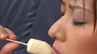 美しい日本のAVモデルは、ソファの上で焼けるように暑い熱いフェラを与えます 美しい日本のAVモデルは、ソファの上で焼けるように暑い熱いフェラを与えます