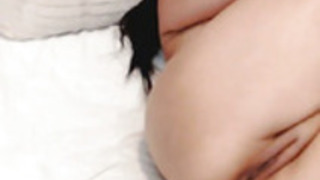 巨乳日本のベイブは、カム上で披露するのが大好き 巨乳日本のベイブは、カム上で披露するのが大好き