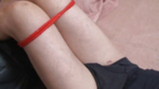 老人はその濡れた毛深い十代の猫を食べています 老人はその濡れた毛深い十代の猫を食べています