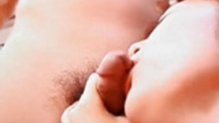 由香坂上はパンティの下に指毛深い女を有しており、吸います 由香坂上はパンティの下に指毛深い女を有しており、吸います