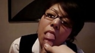 日本のメガネの女の子のフェラとファック 日本のメガネの女の子のフェラとファック