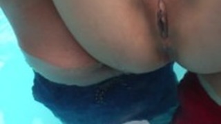 スキニー尻アジアの女は、プールで楽しんでいます スキニー尻アジアの女は、プールで楽しんでいます